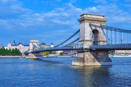 Ob lepi modri Donavi Budimpešta stoji