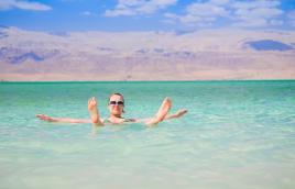 Na Mrtvem morju lebdite