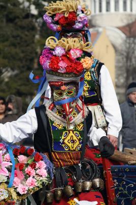 Bolgarska narodna noša z vrtnicami