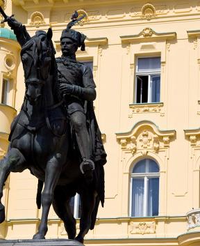 Trg bana Jelačiča, kjer se zbira staro in mlado